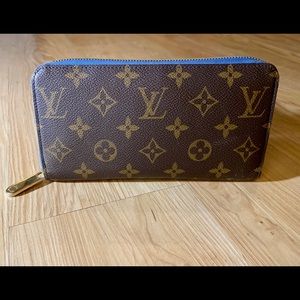 Louis Vuitton Monogram Zippy Wallet- Blue interior